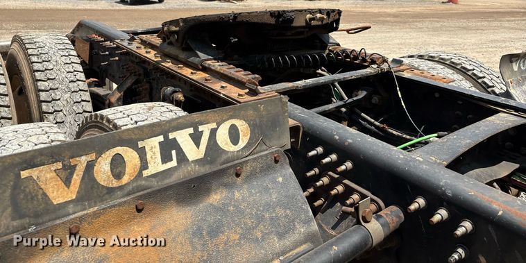 image for item DW7092 2013 Volvo VNM semi truck