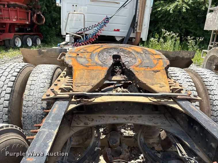 image for item DW7092 2013 Volvo VNM semi truck