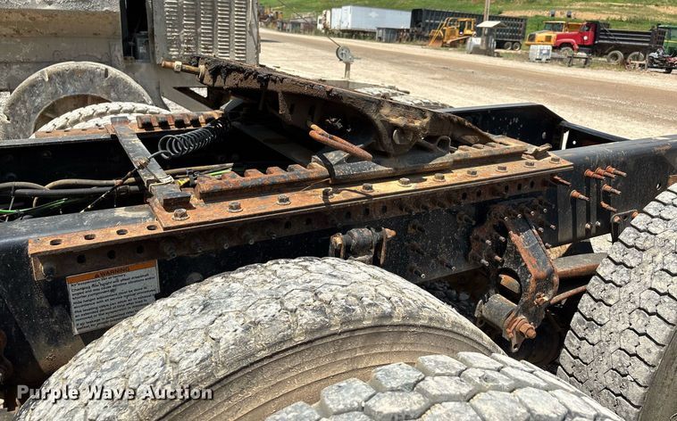 image for item DW7092 2013 Volvo VNM semi truck