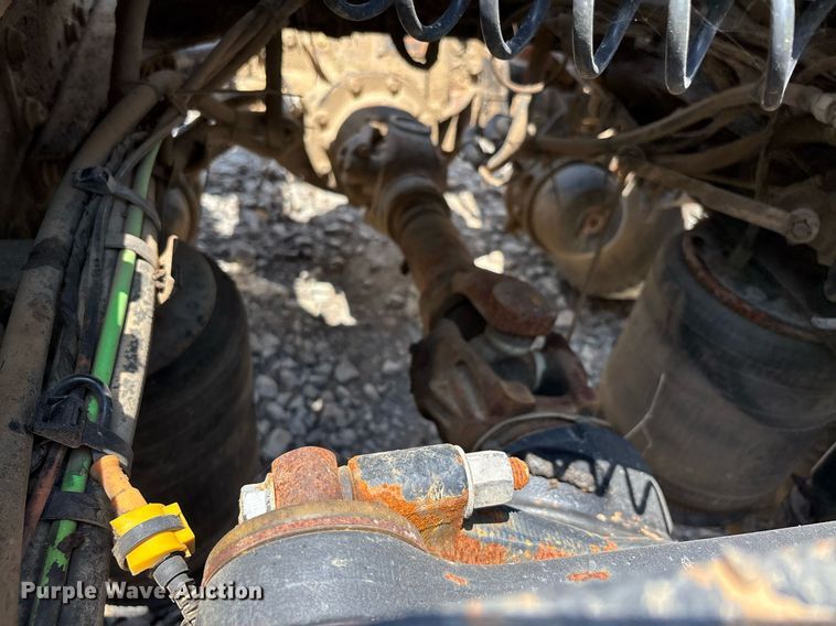 image for item DW7092 2013 Volvo VNM semi truck