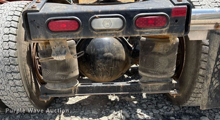 image for item DW7092 2013 Volvo VNM semi truck