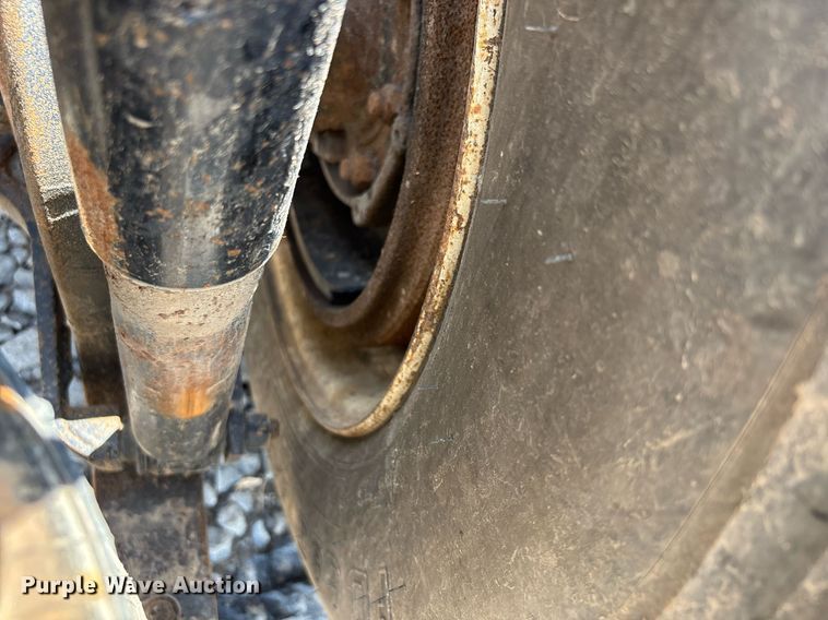 image for item DW7092 2013 Volvo VNM semi truck