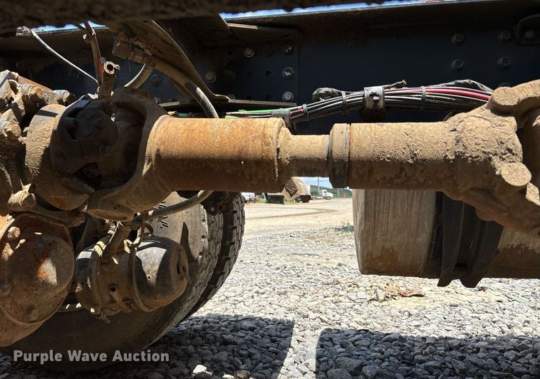 image for item DW7092 2013 Volvo VNM semi truck