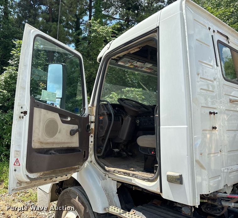 image for item DW7092 2013 Volvo VNM semi truck