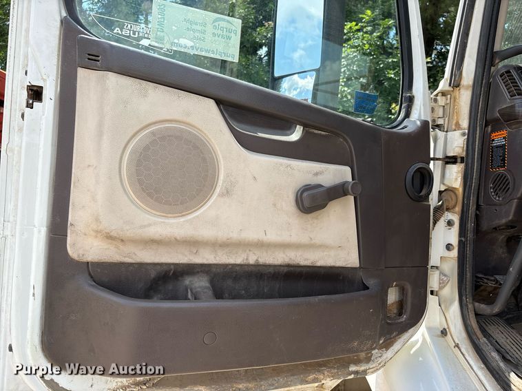 image for item DW7092 2013 Volvo VNM semi truck