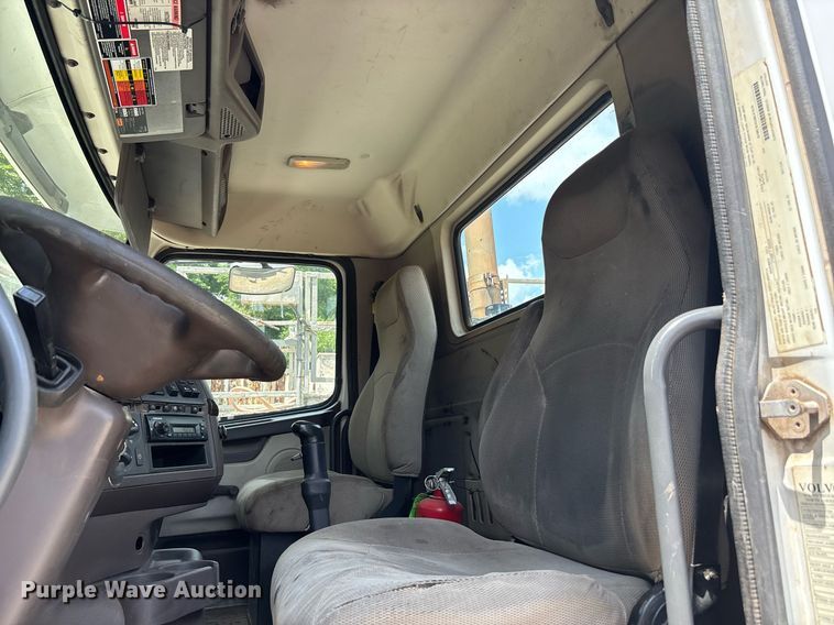 image for item DW7092 2013 Volvo VNM semi truck