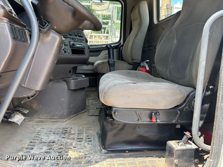 image for item DW7092 2013 Volvo VNM semi truck