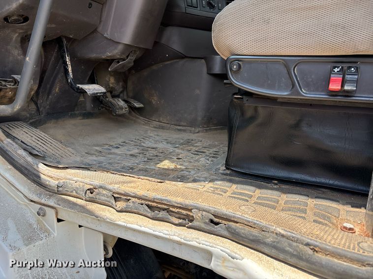 image for item DW7092 2013 Volvo VNM semi truck