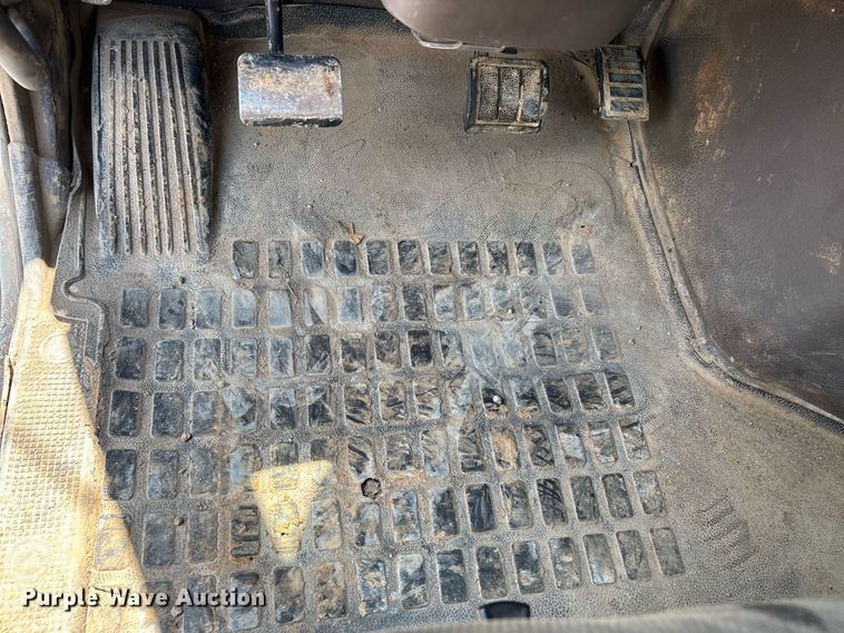 image for item DW7092 2013 Volvo VNM semi truck