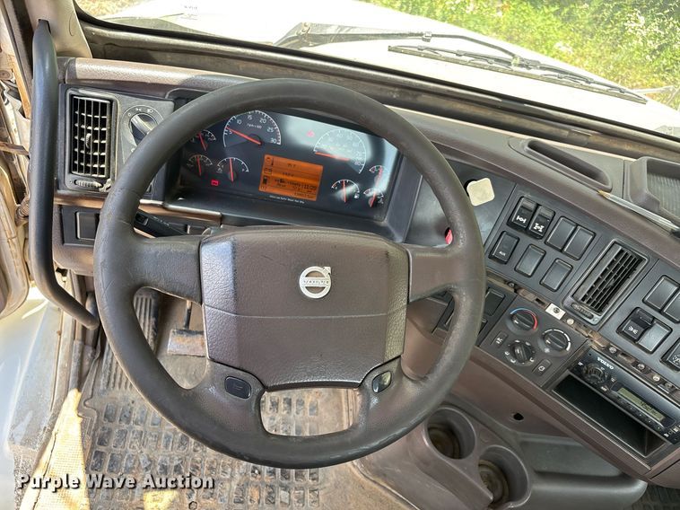 image for item DW7092 2013 Volvo VNM semi truck