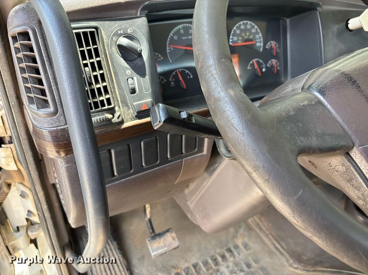 image for item DW7092 2013 Volvo VNM semi truck