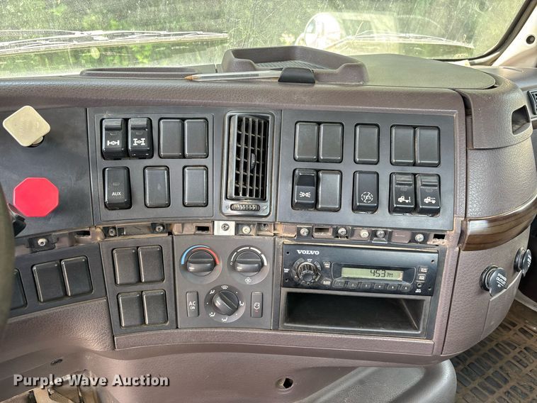 image for item DW7092 2013 Volvo VNM semi truck