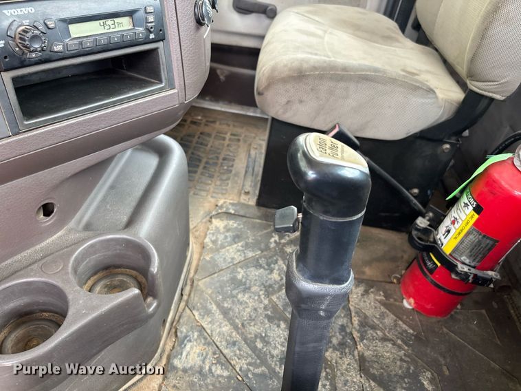 image for item DW7092 2013 Volvo VNM semi truck