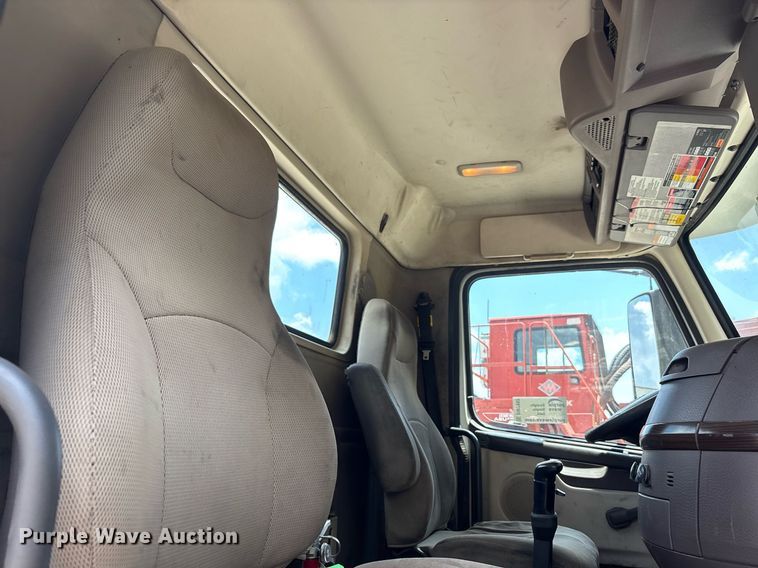 image for item DW7092 2013 Volvo VNM semi truck