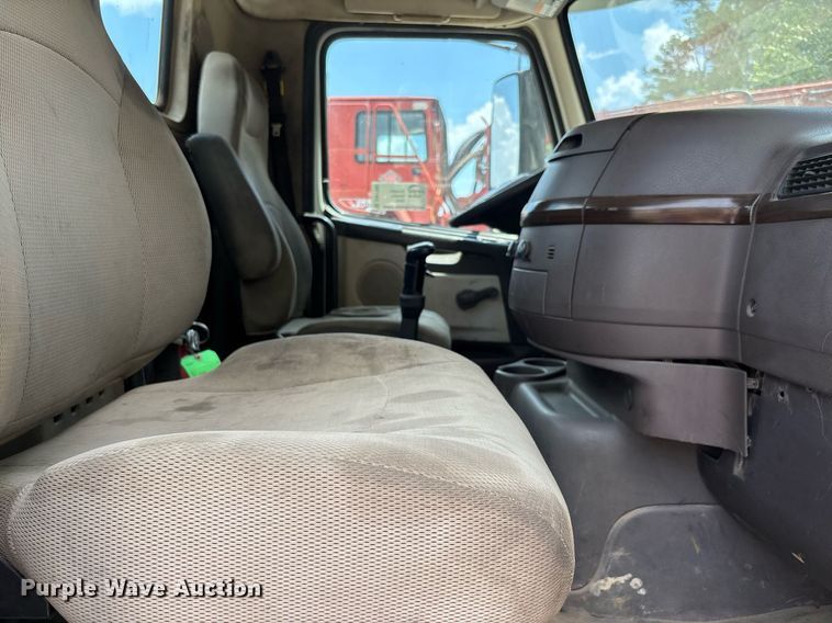 image for item DW7092 2013 Volvo VNM semi truck