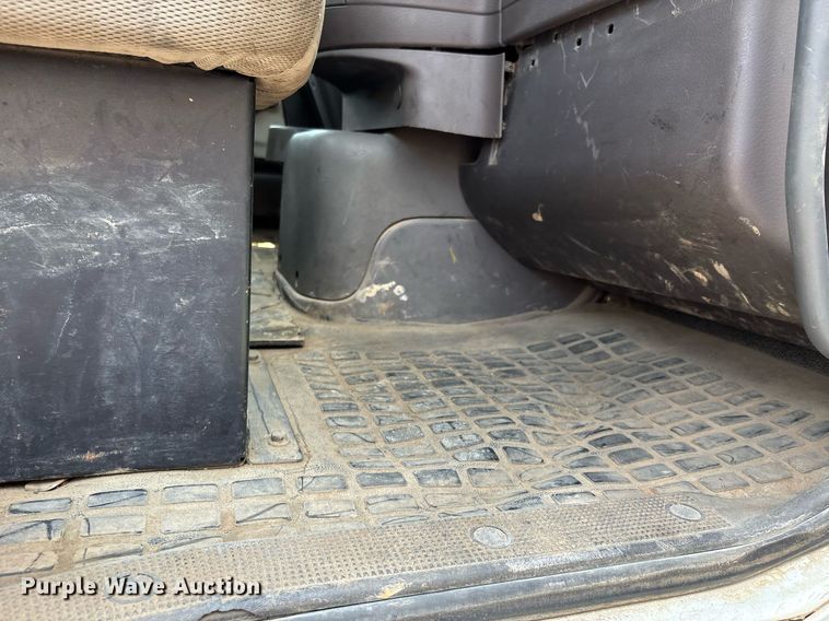 image for item DW7092 2013 Volvo VNM semi truck