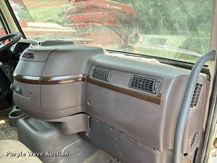 image for item DW7092 2013 Volvo VNM semi truck