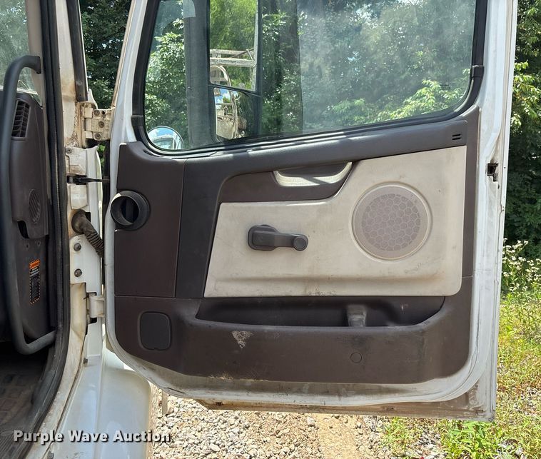 image for item DW7092 2013 Volvo VNM semi truck