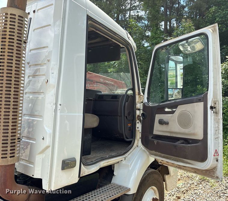 image for item DW7092 2013 Volvo VNM semi truck