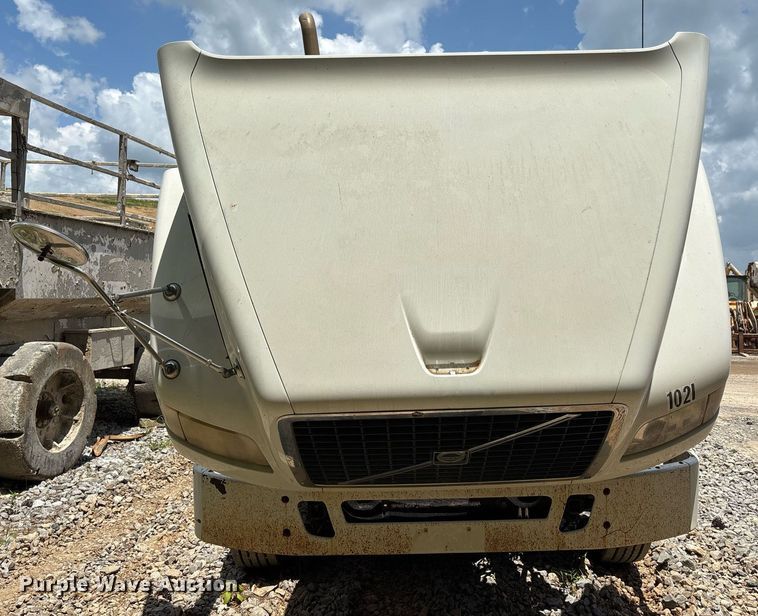 image for item DW7092 2013 Volvo VNM semi truck