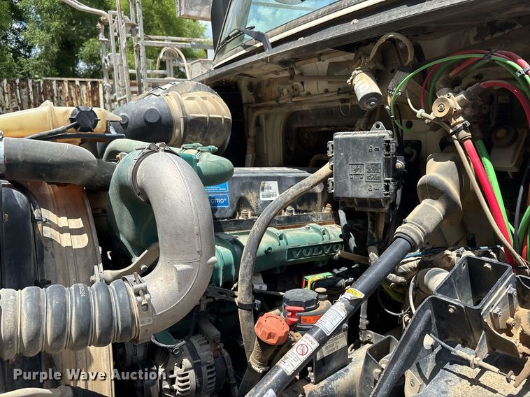 image for item DW7092 2013 Volvo VNM semi truck