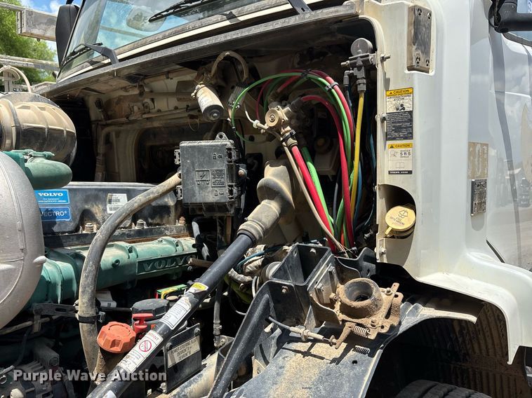 image for item DW7092 2013 Volvo VNM semi truck