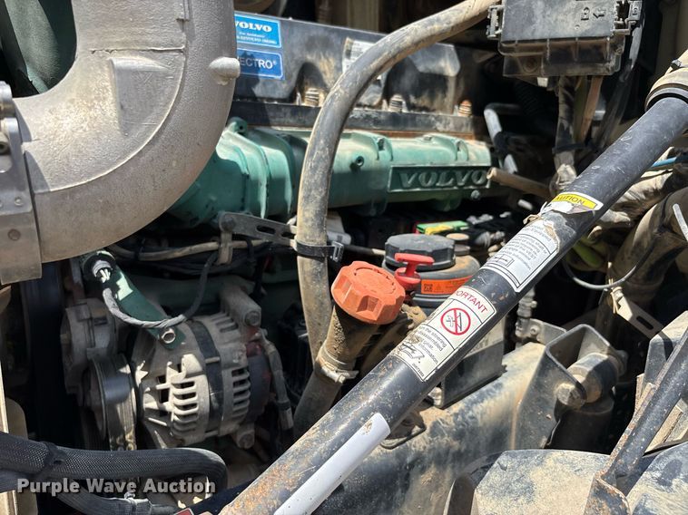 image for item DW7092 2013 Volvo VNM semi truck