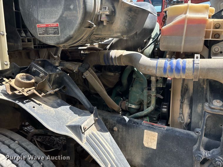 image for item DW7092 2013 Volvo VNM semi truck