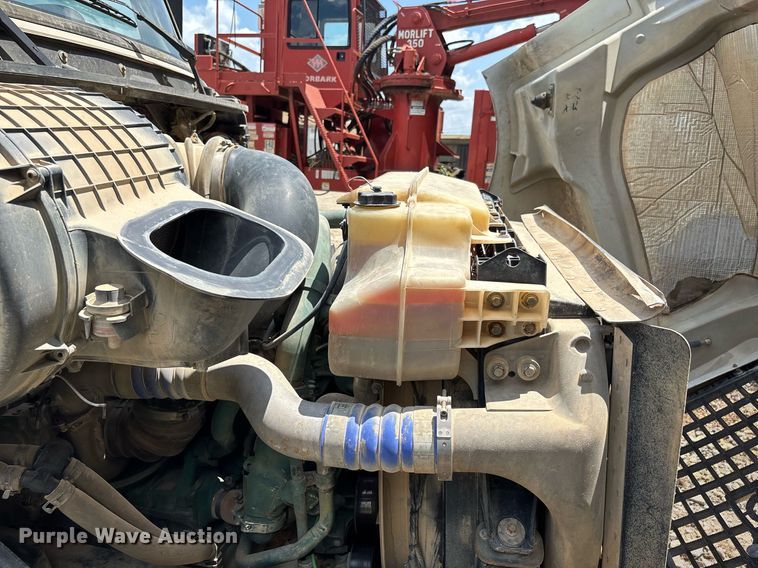 image for item DW7092 2013 Volvo VNM semi truck