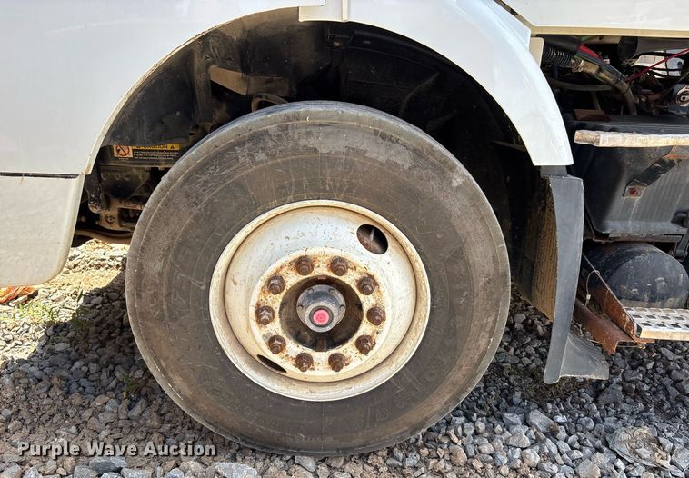 image for item DW7092 2013 Volvo VNM semi truck