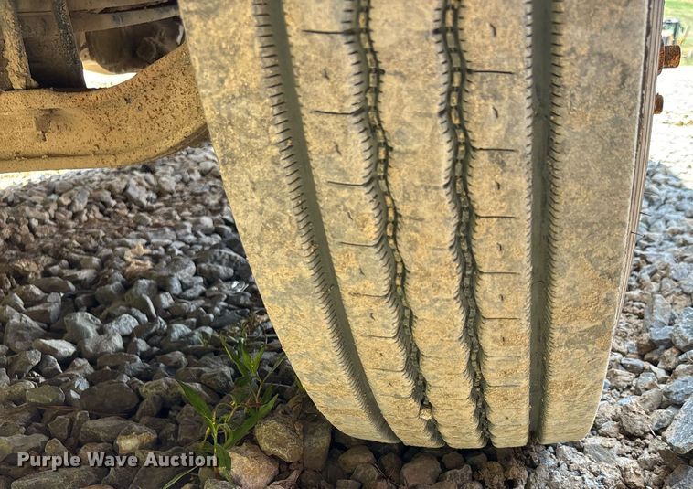 image for item DW7092 2013 Volvo VNM semi truck