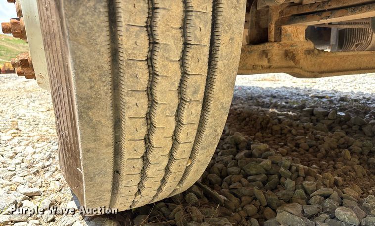 image for item DW7092 2013 Volvo VNM semi truck