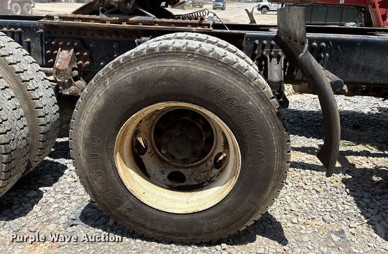 image for item DW7092 2013 Volvo VNM semi truck