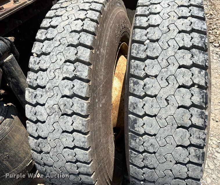 image for item DW7092 2013 Volvo VNM semi truck