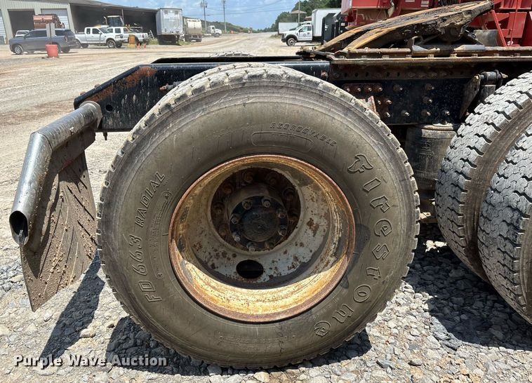 image for item DW7092 2013 Volvo VNM semi truck