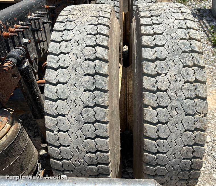 image for item DW7092 2013 Volvo VNM semi truck