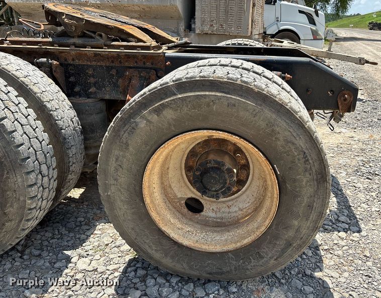 image for item DW7092 2013 Volvo VNM semi truck