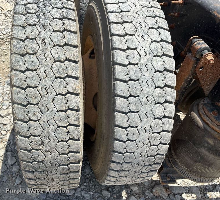 image for item DW7092 2013 Volvo VNM semi truck