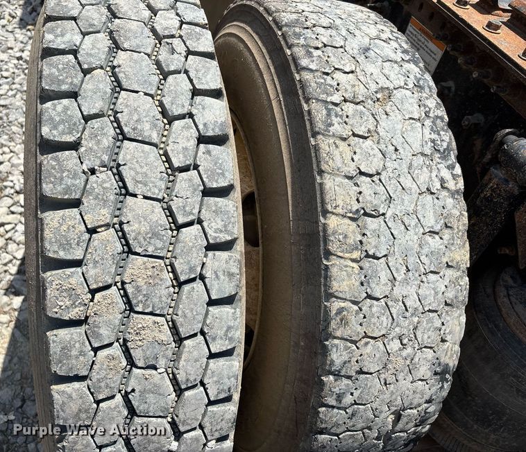 image for item DW7092 2013 Volvo VNM semi truck