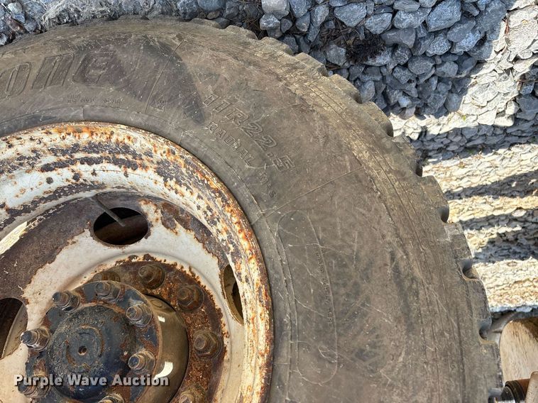 image for item DW7092 2013 Volvo VNM semi truck