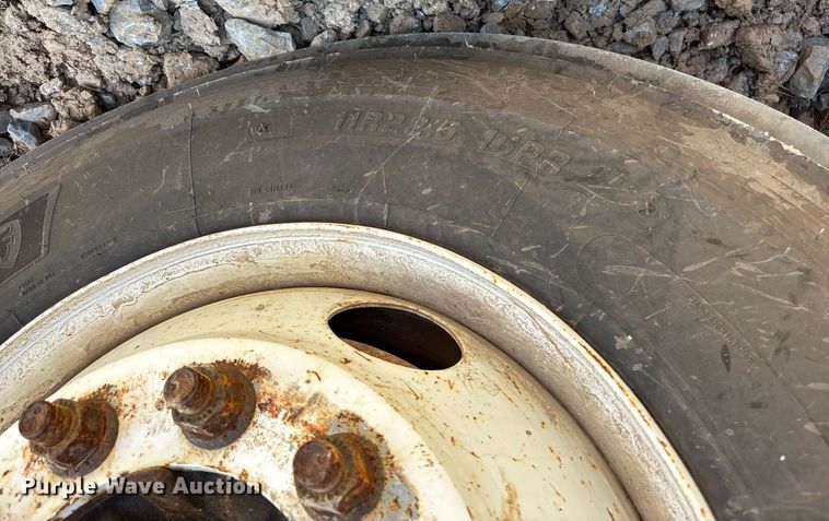 image for item DW7092 2013 Volvo VNM semi truck