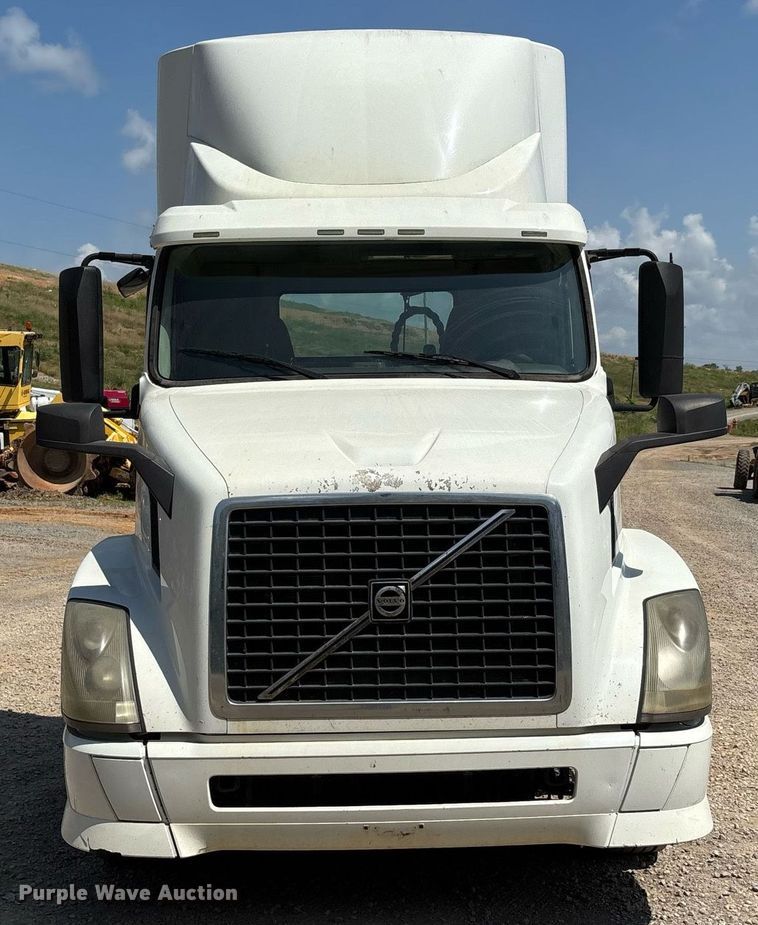 image for item DW7093 2015 Volvo VNL semi truck