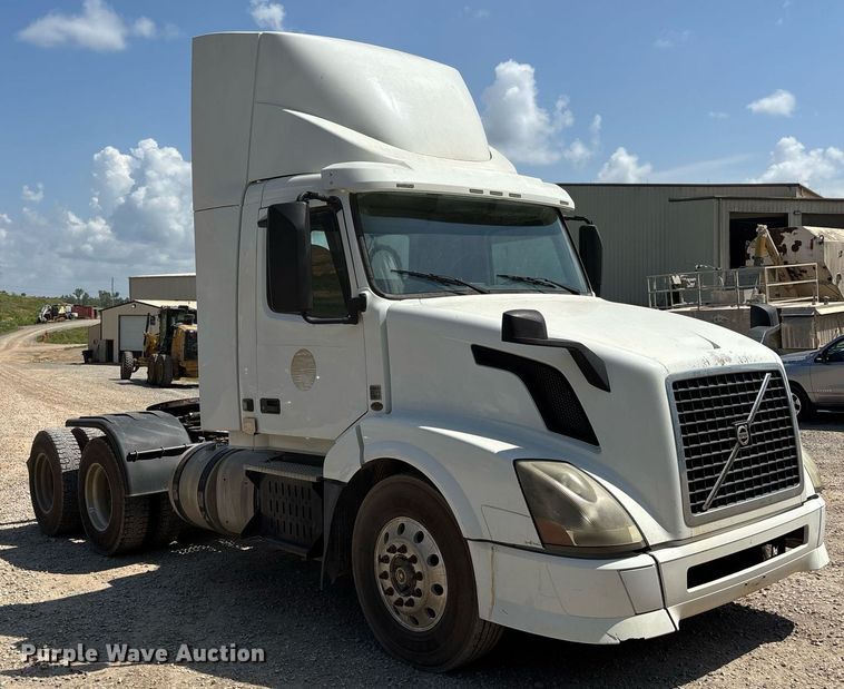 image for item DW7093 2015 Volvo VNL semi truck