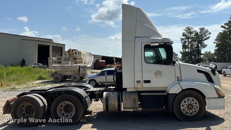 image for item DW7093 2015 Volvo VNL semi truck