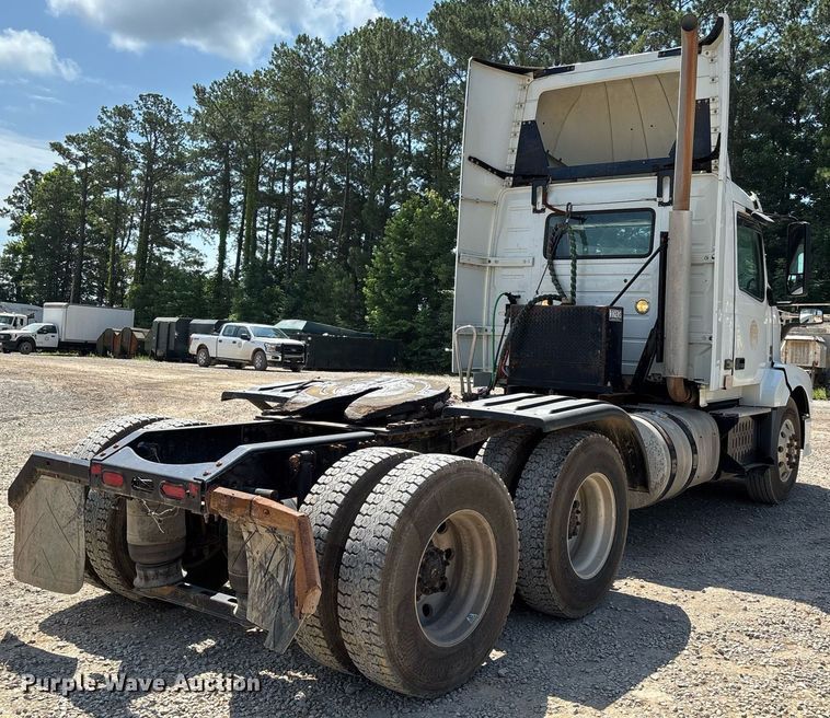 image for item DW7093 2015 Volvo VNL semi truck