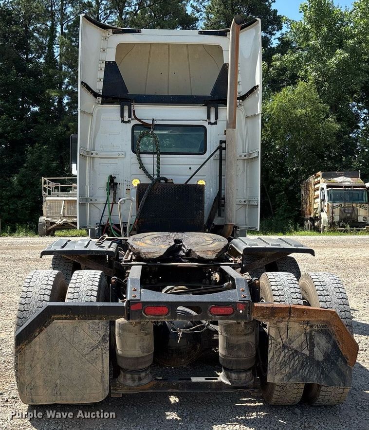 image for item DW7093 2015 Volvo VNL semi truck