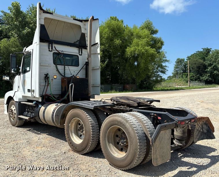 image for item DW7093 2015 Volvo VNL semi truck