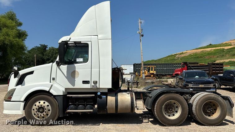 image for item DW7093 2015 Volvo VNL semi truck