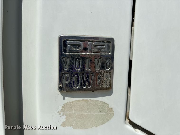 image for item DW7093 2015 Volvo VNL semi truck