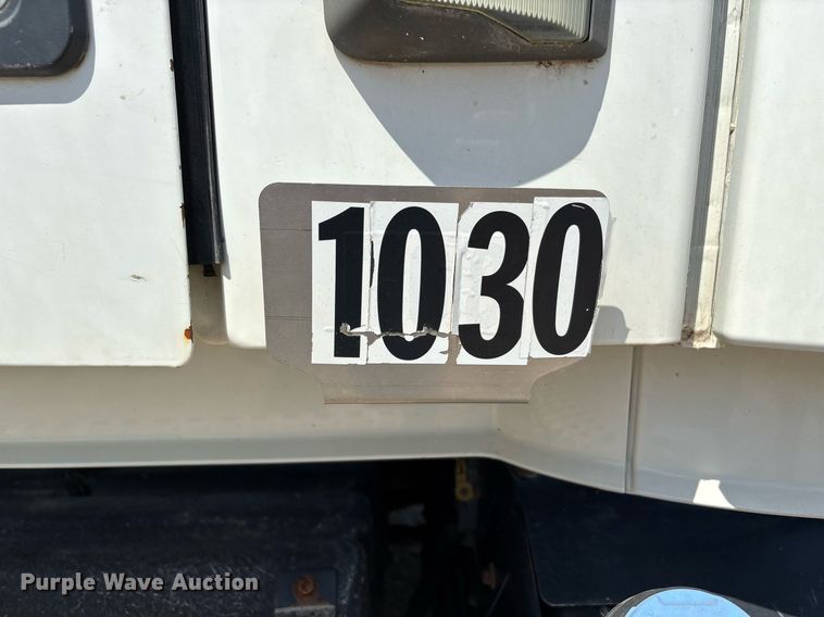 image for item DW7093 2015 Volvo VNL semi truck